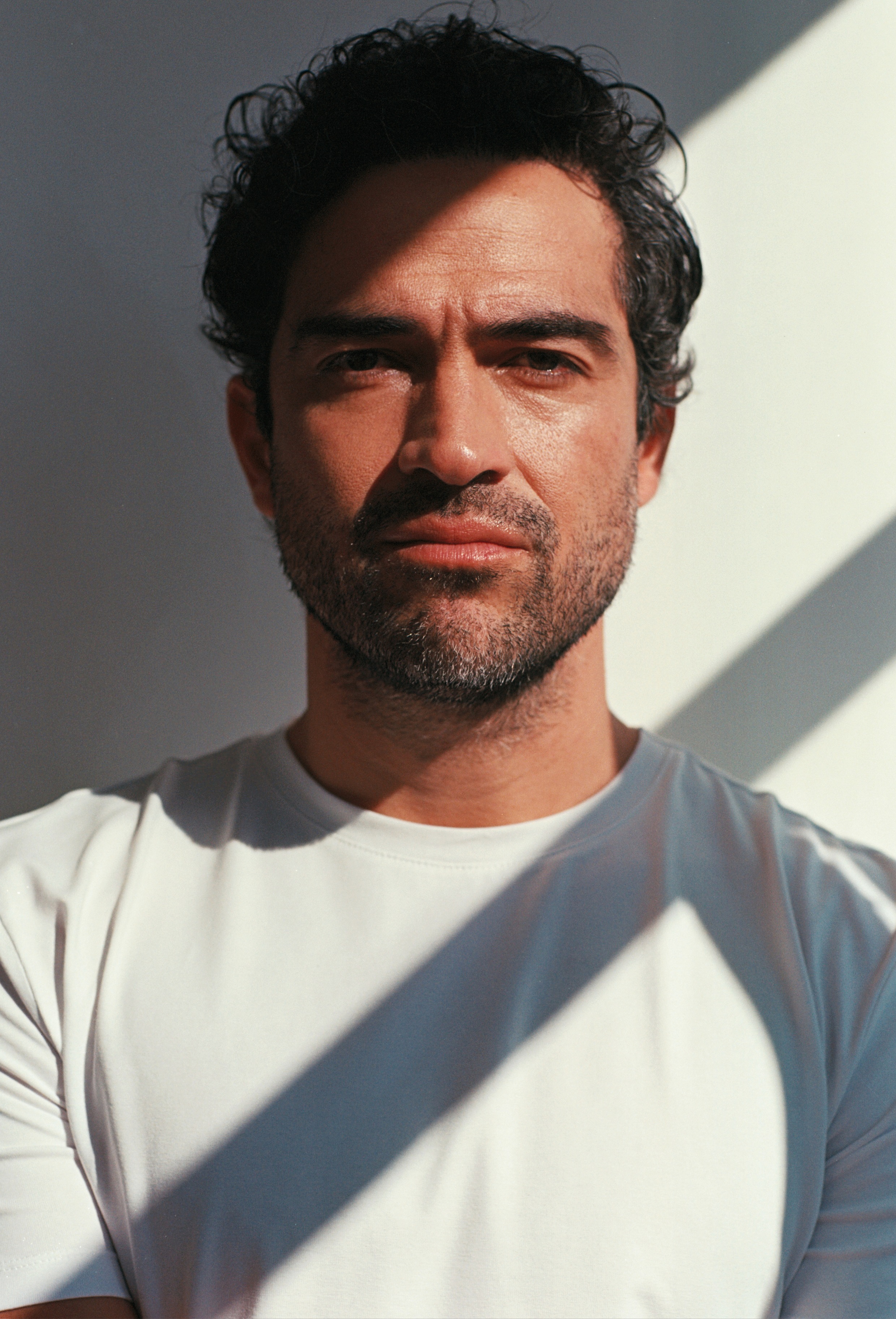 alfonso-herrera-latina-magazine-2022-002.jpg